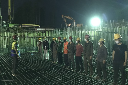 武漢臨空港污水處理廠(chǎng)項(xiàng)目挑燈夜戰(zhàn)搶進(jìn)度為7月進(jìn)水開(kāi)足馬力 (1).jpg