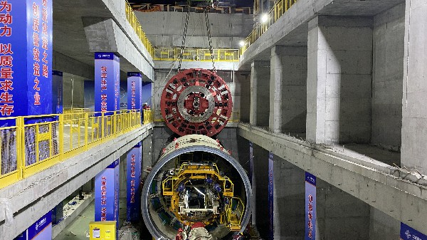 1612401037480443.jpg 深圳地鐵8號線雙模盾構(gòu)機下井 (2)~1.jpg